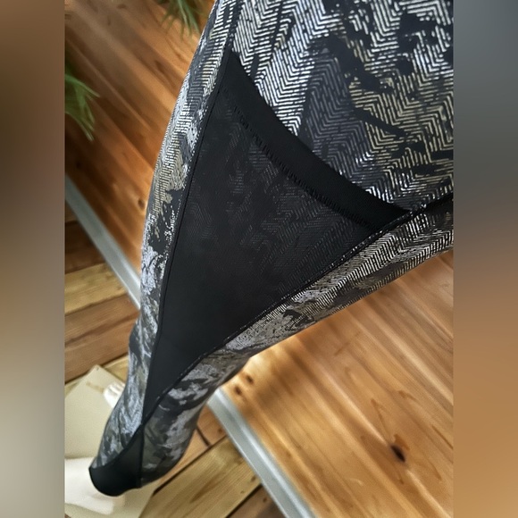 Mono B Gray/Black  Camo Workout Leggings - Size M (New) - Picture 8 of 10